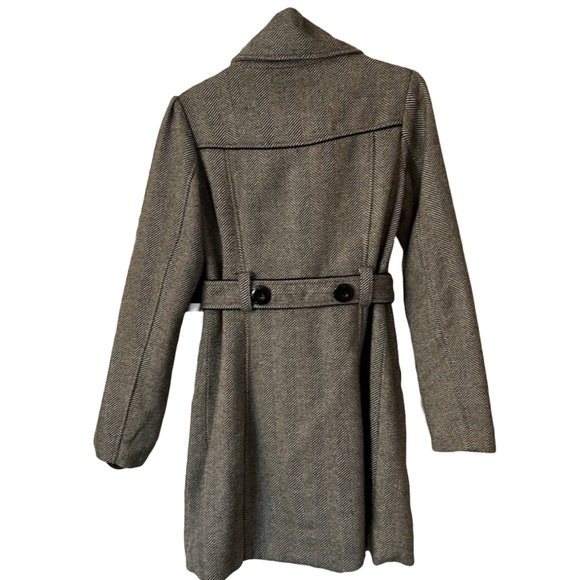 Belted fall coat in herringbone pattern. - Picture 2 of 5